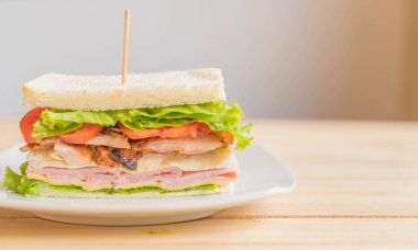 Tahta arka planda sandviç