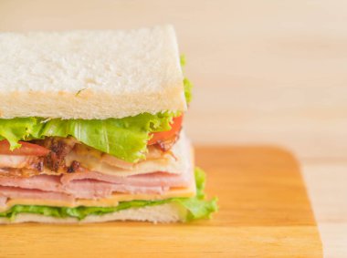 Tahta arka planda sandviç