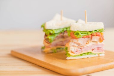 Tahta arka planda sandviç