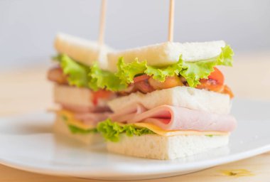 Tahta arka planda sandviç