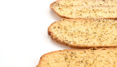 Sarımsak ve bitkisel ekmek dilimleri.