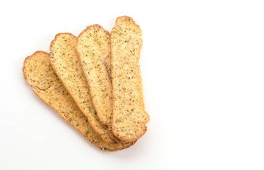 Sarımsak ve bitkisel ekmek dilimleri.