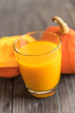 ahşap arka plan üzerinde kabak suyu