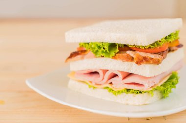 Tahta arka planda sandviç