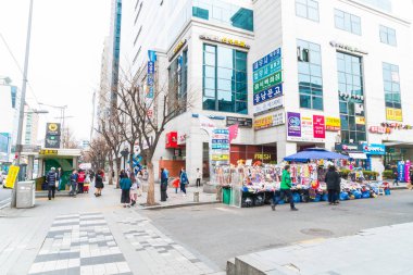 Seoul, Güney Kore - 8 Mar 2016: Hongdae alan, Hongik Marc üzerinde