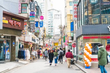 Seoul, Güney Kore - 8 Mar 2016: Hongdae alan, Hongik Marc üzerinde