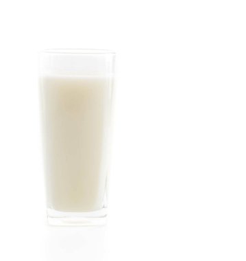 Beyaz arka plan üzerinde taze süt