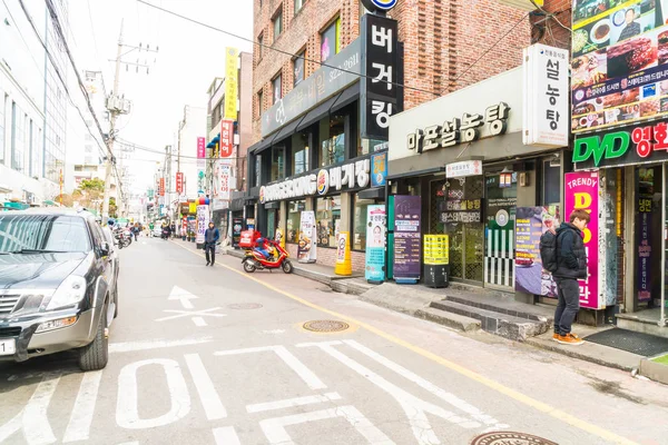 Seoul, Dél-Korea - Mar 8, 2016: Hongdae terület, a Marc Hongik — Stock Fotó