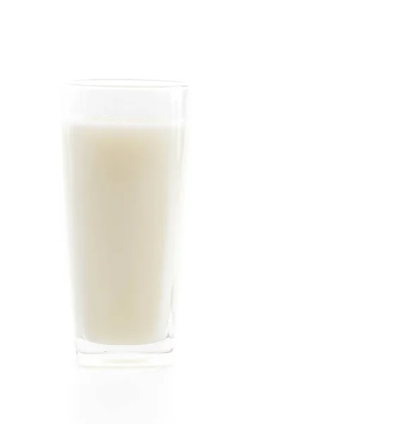 Leche fresca sobre fondo blanco — Foto de Stock