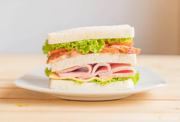 Panino su sfondo di legno — Foto Stock