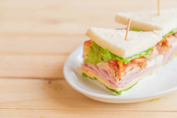 Сэндвич на деревянном фоне — стоковое фото