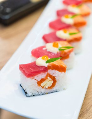 Yakılan somon ve ton balığı nigiri 