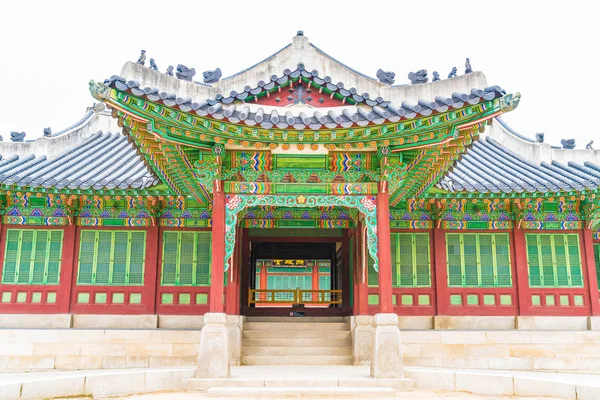 Дворец Чандеокгун Прекрасная традиционная архитектура в Сеуле — стоковое фото