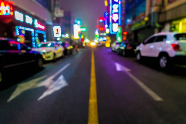 夜の街の抽象的なぼかし — ストック写真