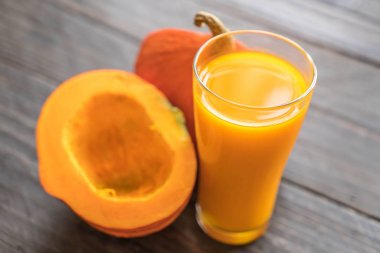 ahşap arka plan üzerinde kabak suyu