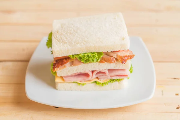 Panino su sfondo di legno — Foto Stock