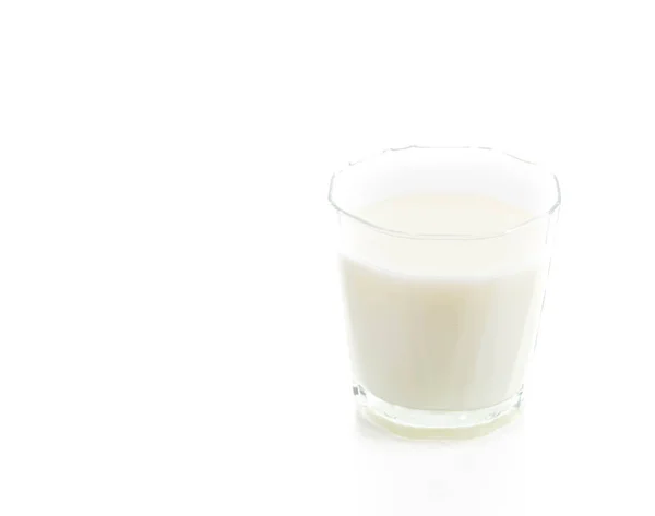 Świeże mleko na białym tle — Zdjęcie stockowe