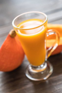 ahşap arka plan üzerinde kabak suyu