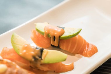 Somon avokado nigiri