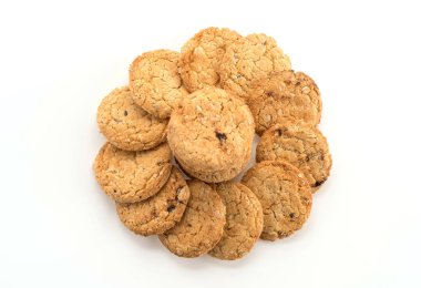 Beyaz arkaplanda yulaf kurabiyeleri