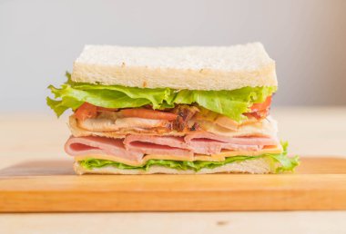 Tahta arka planda sandviç