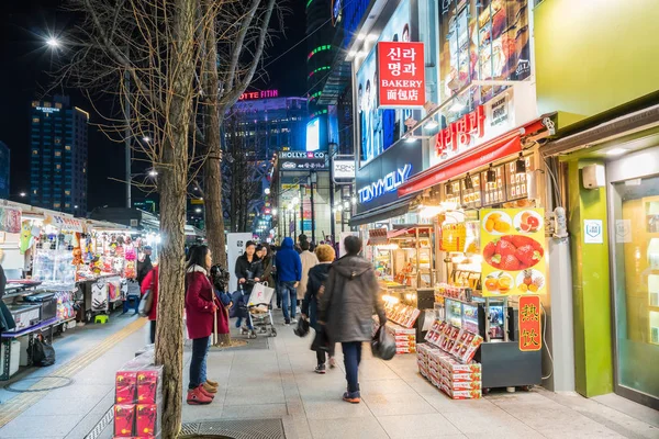 SEOUL, Coréia do Sul - 6 de março de 2016: As pessoas vagueiam no passeio — Fotografia de Stock