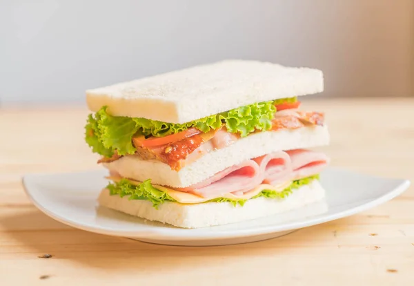 Panino su sfondo di legno — Foto Stock