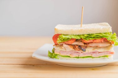 Tahta arka planda sandviç