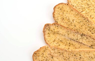 Sarımsak ve bitkisel ekmek dilimleri.