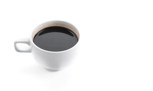Черный кофе на белом фоне — стоковое фото