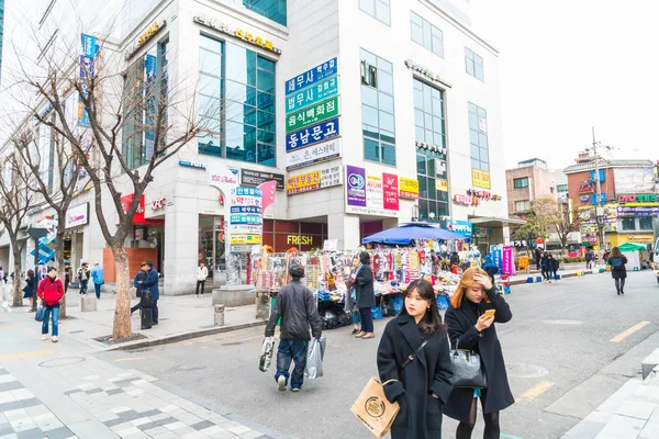 Seoul, Güney Kore - 8 Mar 2016: Hongdae alan, Hongik Marc üzerinde