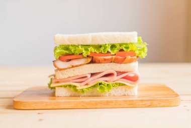 Tahta arka planda sandviç