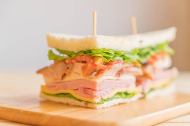 Tahta arka planda sandviç