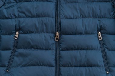 Beyaz arka plan üzerinde rüzgarlık ceket