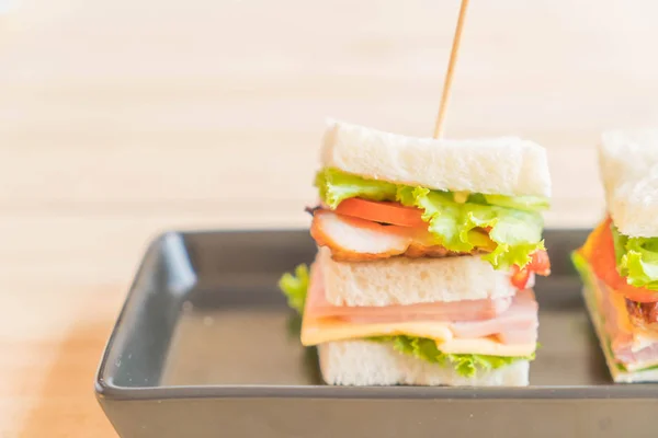 Сэндвич на деревянном фоне — стоковое фото