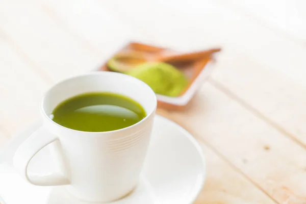 Matcha caliente sobre fondo de madera - enfoque suave con filtro de película vintage — Foto de Stock