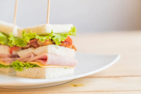 Sándwich sobre fondo de madera — Foto de Stock