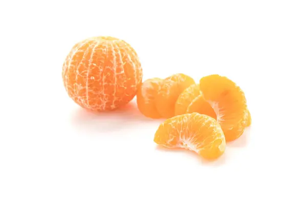 Свіжий апельсин на білому тлі — стокове фото