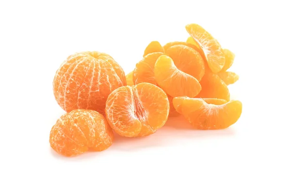 Świeża pomarańcza na białym tle — Zdjęcie stockowe