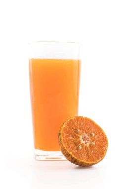 Beyaz arkaplanda portakal suyu