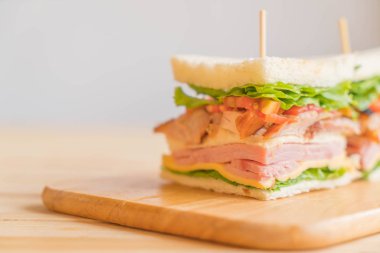 Tahta arka planda sandviç