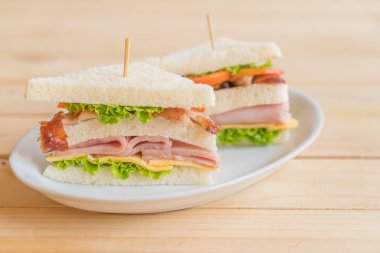 Tahta arka planda sandviç