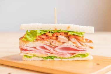 Tahta arka planda sandviç