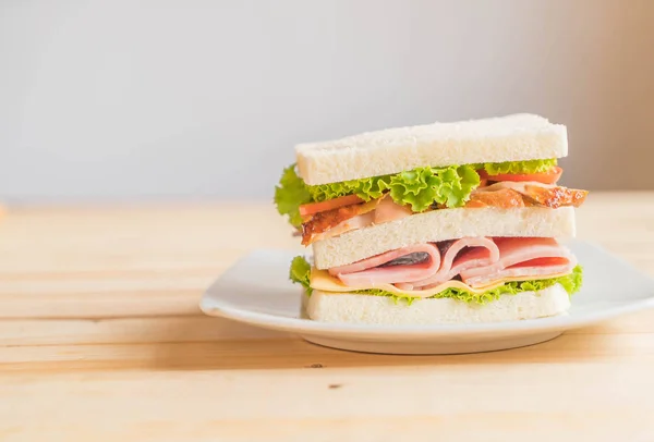 Sándwich sobre fondo de madera — Foto de Stock