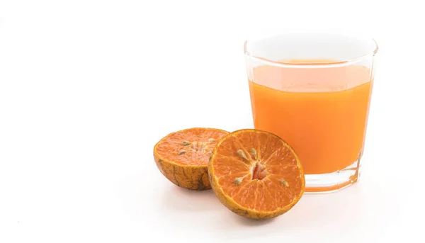 Suco de laranja no fundo branco — Fotografia de Stock