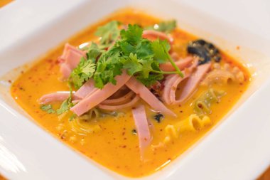 Baharatlı noodle ile jambon 