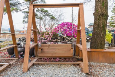 Bahçedeki ahşap salıncak