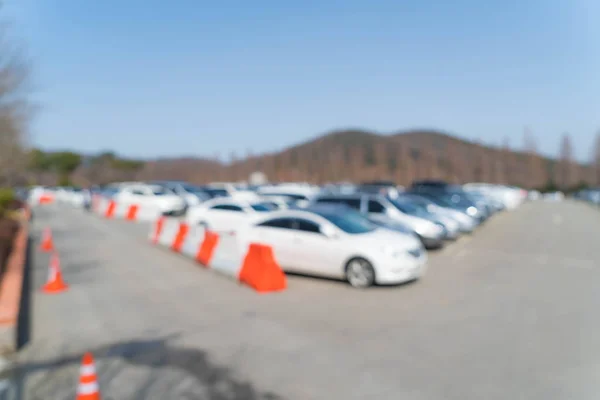 Un sacco di auto in auto nel parcheggio, sfondo sfocato — Foto Stock