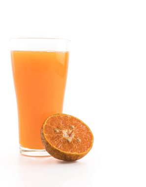Beyaz arkaplanda portakal suyu