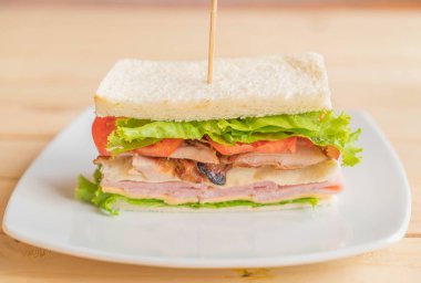 Tahta arka planda sandviç